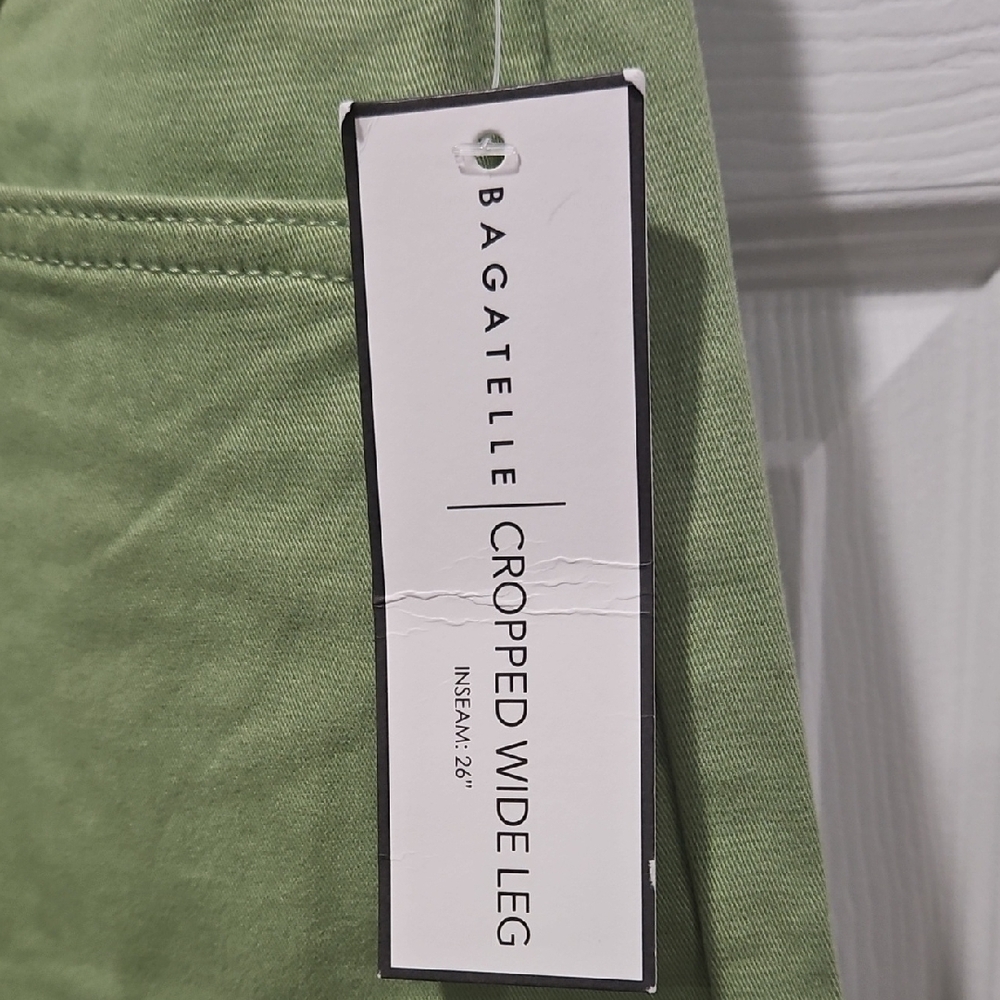 Women's Cropped Wide Leg Pants - Picture 3 of 6
